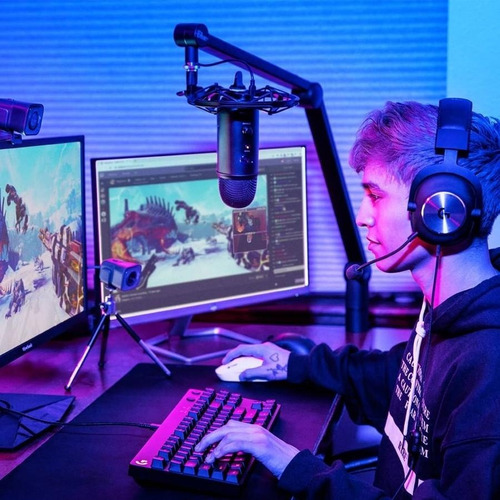 Imagen 4 de 5 de Streamcam Logitech + Micrófono Blue Yeti