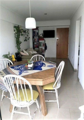 64 E/ 7 Y 8 - 2 Dorm Con Balcón-