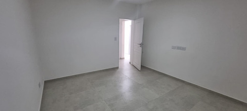 En Venta En Caseros Casa De 3 Ambientes Al Frente Totalmente A Nuevo F: 9711