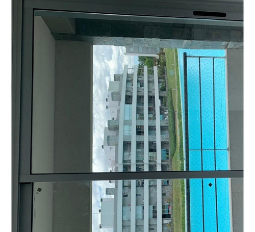 Departamento De 2 Ambientes Muy Amplios En Alquiler A Dueño Directo En El Edificio Arena 1 De Lagoon Pilar, Con Espectacular Vista A La Laguna, Cochera Y Parrilla En El Balcón.