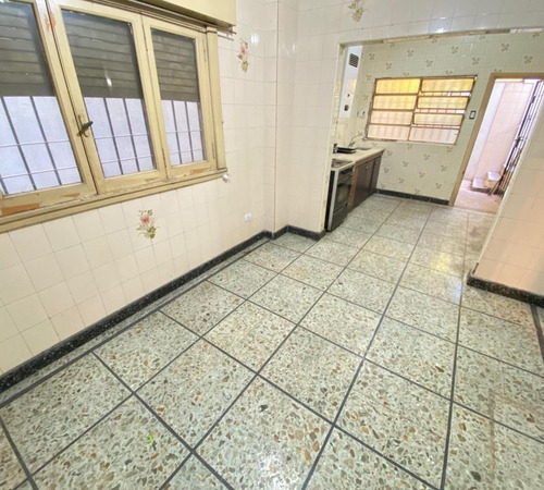 Venta De Casa Con Garaje, Local Y Galpón