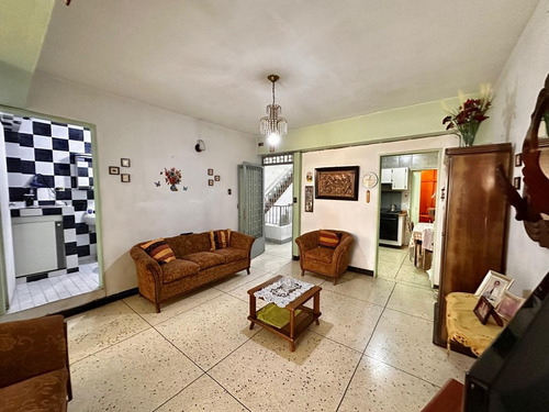 Catia. Edificio - Casa De Tres Niveles En Venta De 400m2