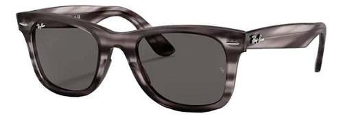 Óculos de sol Ray-Ban Wayfarer Ease Standard armação de injected cor gloss striped grey havana, lente dark grey de cristal clássica, haste gloss striped grey havana de injected - RB4340