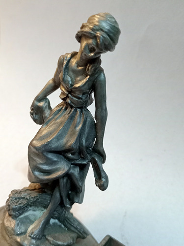 Estatuilla Original Con Calendario En Inglés Gris Oscuro (Usado)