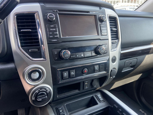 Nissan Titan 2018 Sv 4x4 V8 Aut Dob/cab Enganche $