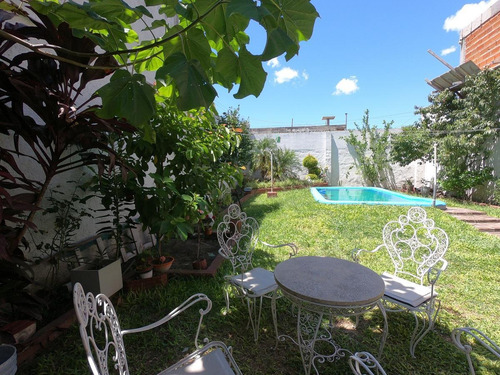Imagen 1 de 11 de Casa Con Jardín Y Piscina - Parque Avellaneda