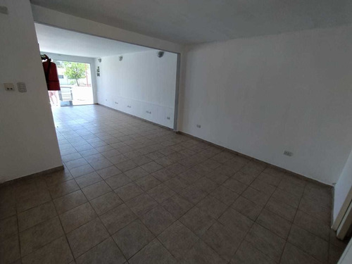 Se Alquila Local En Av Estrada Con Entrada Independiente
