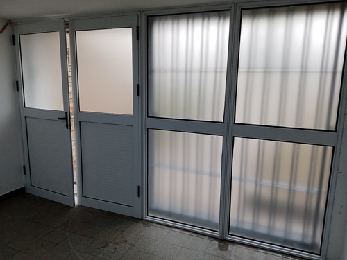 Imagen 2 de 10 de Vinilos Esmerilados Instalación