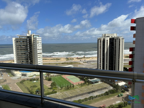 Vendo Apartamento 2 Dormitorios En Av Chiverta, Piso Alto, Vista Al Mar, Punta Del Este