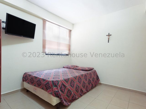 Imagen 11 de 30 de María Reyes Vende, Espectacular Apartamento Amoblado, En El Este De La Ciudad, El Edificio Cuenta Con Planta Eléctrica Y La Cocina Es Moderna