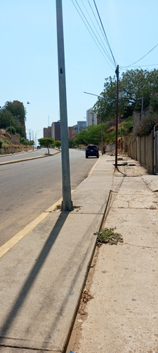 Casa De Tres Pisos En Venta, En Av El Milagro Con Av 5 De Ju