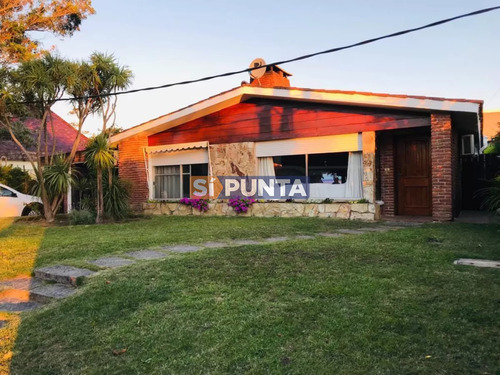 Vende Casa Con Muy Buen Terreno En Playa Mansa, A 100 Metros Del Mar. Punta Del Este 