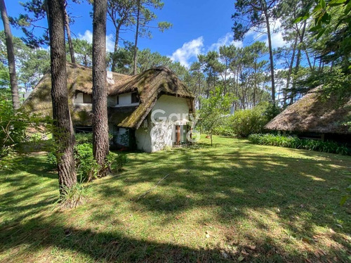 Cabaña De 3 Dormitorios Y Parrillero Techado En Pinares, Punta Del Este.- Ref: 23668
