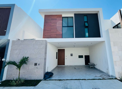 Casa En Venta En Veracruz, Fracc. Lomas De La Rioja En La Riviera Veracruzana.