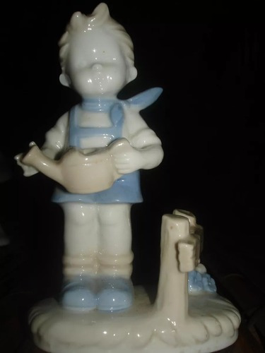Figura De Porcelana Niño Con Regadera En Marca N En Perfecto