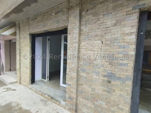 Karen García Alquila Local Comercial De 28 Mts2 A Pie De Calle Al Este De Barquisimeto, Con Un Espacio Ideal Para Establecer Un Negocio De Ventas O De Servicios, Alto Tráfico Vehicular Y Peatonal.