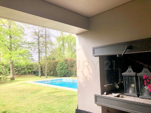 Alquiler Apartamento En Carrasco Tipo Casa, Con Piscina De Uso Exclusivo