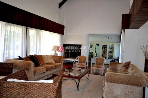 Casa De 5 Dormitorios Y Piscina En Zona De Cantegril- Ref: 4334