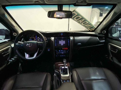 Toyota Hilux SW4 2.8 SRX 4X4 7 LUGARES 16V TURBO INTERCOOLER DIESEL 4P AUTOMÁTICO
