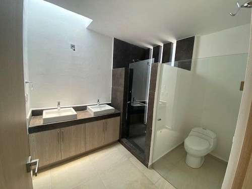 Casas En Venta En Grand Juriquilla, 3 Recamaras, Jardín, Family Room, Lujo!