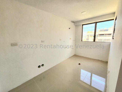 Apartamento Penthouse Dúplex Remodelado 295 M² 4h, 7b, 3p, Residencia Geminis En Calle Cerrada En Venta En Los Samanes Avenida 3 Caracas