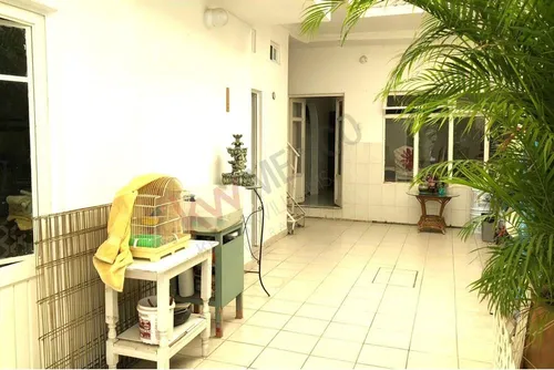 Propiedad En Venta Gran Ubicación Sobre Emblemática Calle De Centro Histórico De Querétaro
