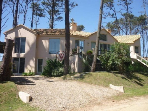 Imagen 1 de 21 de Hermosa Casa De Dos Plantas Con Piscina! - La Barra Laguna Blanca