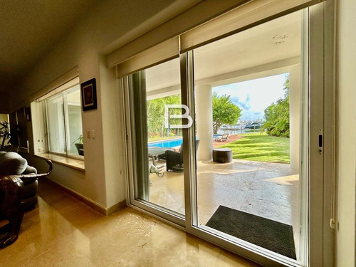Casa En Renta Con Frente A Laguna En Residencial Isla Dorada