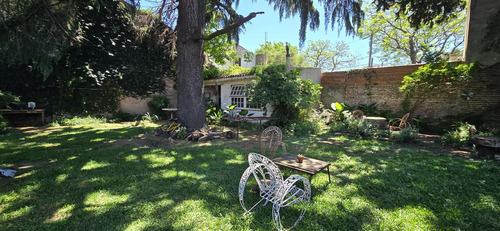 Venta Casa Con Jardín En Doble Lote De 651 M5, En Martín Rodríguez Al 3700, Carapachay