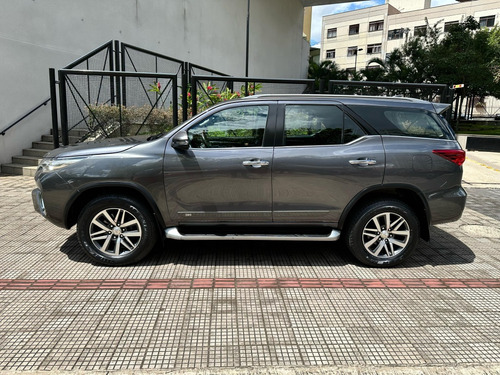 Toyota Hilux SW4 2.8 SRX 4X4 7 LUGARES 16V TURBO INTERCOOLER DIESEL 4P AUTOMÁTICO