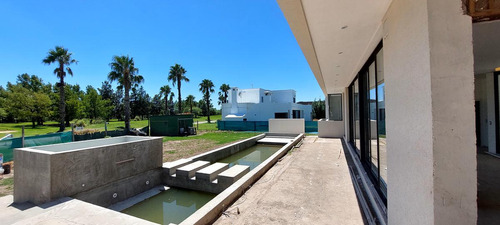 Casa En Venta De Calidad 3 Dormitorios Con Pileta Frente Al Golf Puerto Roldan