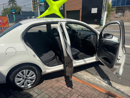Volkswagen Voyage 1.0 Vht Total Flex 4p
