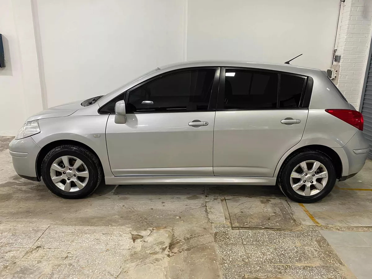 Nissan Tiida 1.8 Visia