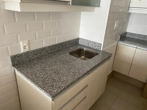 Imagen 3 de 7 de Totalmente Reciclado Con Muy Cómoda Cocina Integrada Y Amplio Balcón A La Calle
