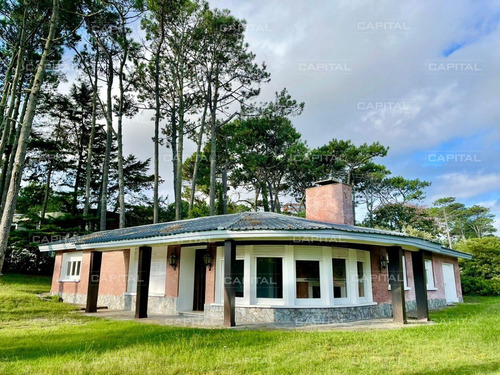 Casa De Cuatro Dormitorios En Playa Mansa - Venta- Ref: 30641