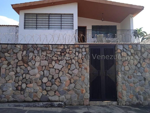 Acogedora Casa De Dos Nivele Trigal Sur 24-20836
