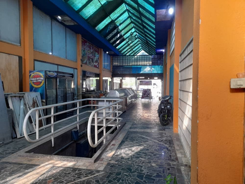 Centro Comercial En Av Bolívar Norte Sector Camoruco En Valencia