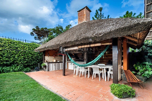 Oportunidad De Venta Casa A Una Cuadra Del Mar- Ref: 836