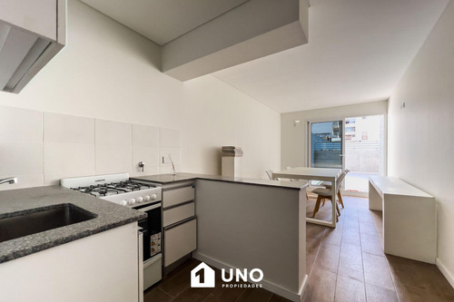 1º De Mayo Y 9 De Julio - Amplio Dpto De 1 Dormitorio. Cochera Disponible.