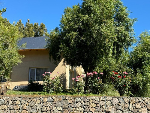 Casa En Venta - 3 Dormitorios 2 Baños - Cochera - 1.560mts2 - San Martín De Los Andes