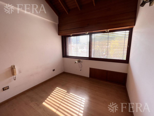Venta De Casa De 4 Ambientes Con Cochera Y Jardin En Wilde