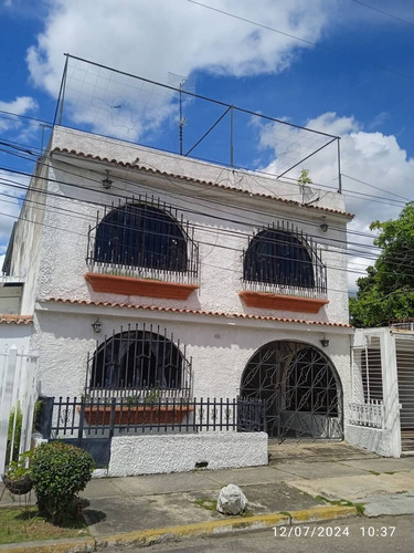 Rivero Bienes Raíces Promociona Y Vende Casa De Dos Niveles En La Urb. Girardot