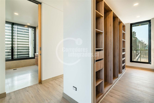 Casa En Venta De 6 Dorm. En Colina