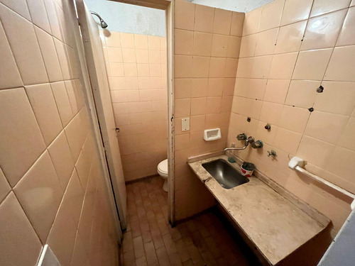 Alquiler O Venta - Local - Balvanera Calle Saavedra A Metros De Av Belgrano Y Av Jujuy