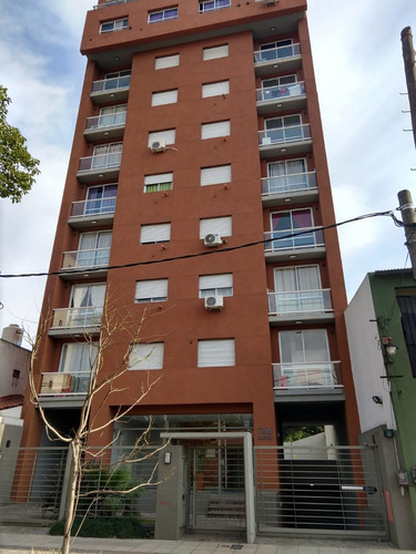 Imagen 1 de 8 de Cochera Descubierta En Edificio Clock