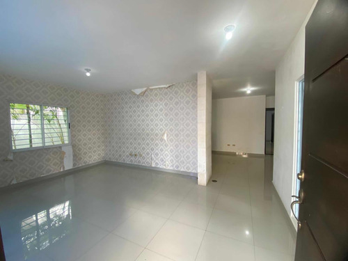 Casa Ubicada En El Residencial Las Orquídeas, La Romana