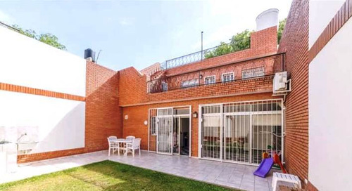 Venta Casa Al Frente 2 Dormitorios, Con Jardin 