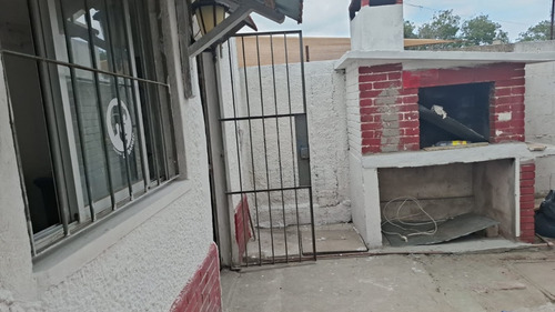 Alquiler De Casa De Dos Dormitorios Con Parrillero En Barrio Flor De Maroñas Garantías: Seguros, Anda Ó Cgn.
