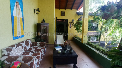Julio Latouche 24-20805 Hermosa Casa En Alquiler Colinas De Guataparo Valencia, Amplias Áreas Verdes, Tanque De Agua 10.000 Lts.
