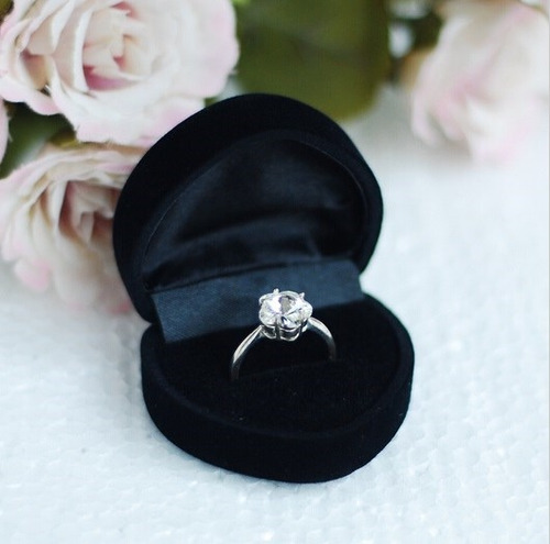 Hermoso Estuche Terciopelo Para Anillo De Compromiso Stock